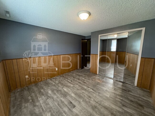 Building Photo - Large Main Level Living
