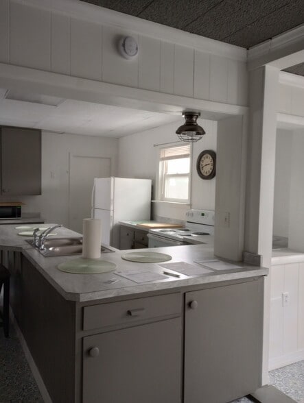 Kitchen view 1 - 602 N Porter St