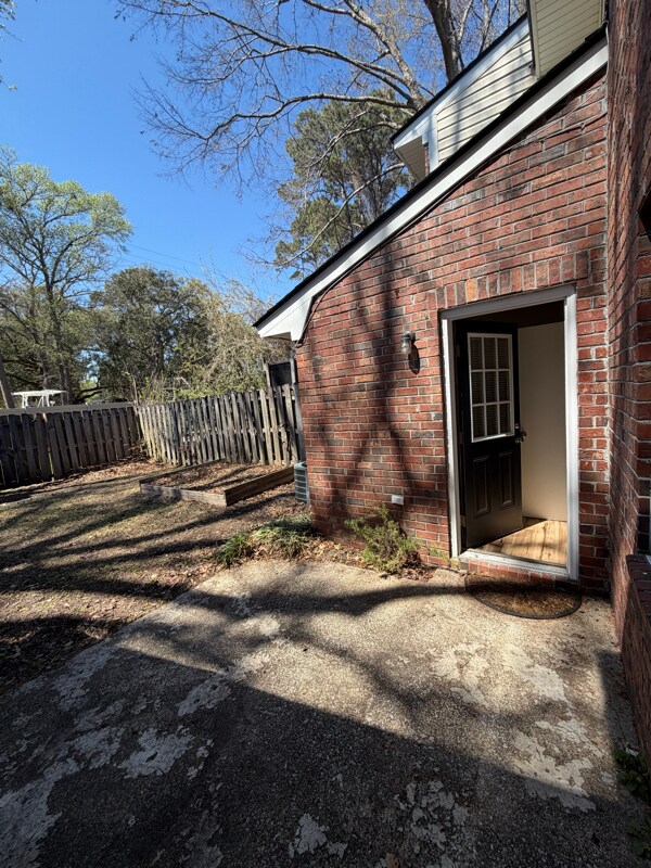 Building Photo - 1023 Hunters Trce