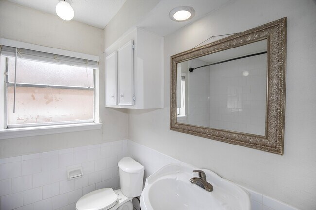 Building Photo - 15106 Silverman St