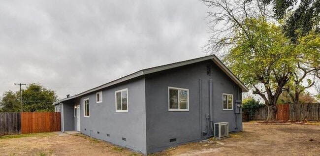 Building Photo - Beautifully Remodeled Duplex - 2 Bed, 1 Bath
