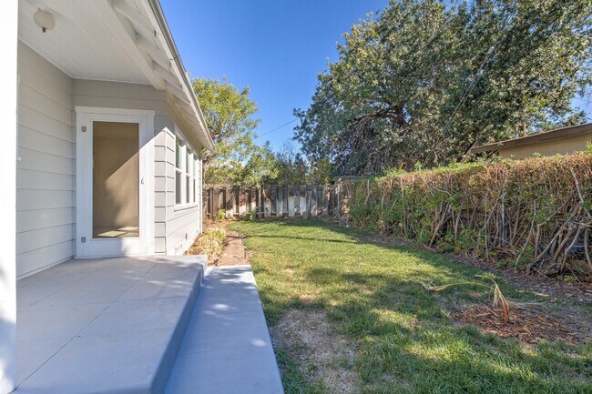 Building Photo - MOVE IN SPECIAL! 1320 1/2 E. Colton Ave. Cozy 1 bedroom, 1 bathroom Redlands Cottage!
