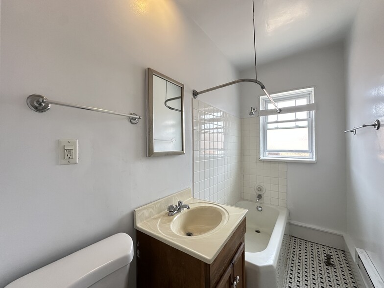 Building Photo - 934 W Cornelia Ave