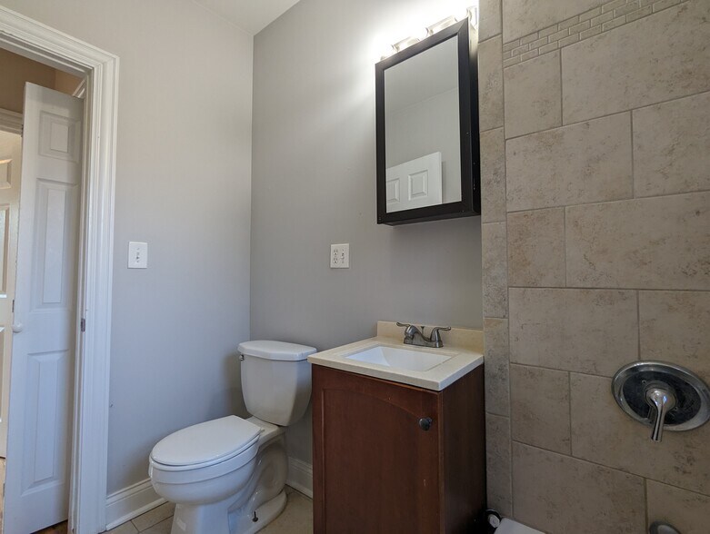 Building Photo - 953 W Cornelia Ave