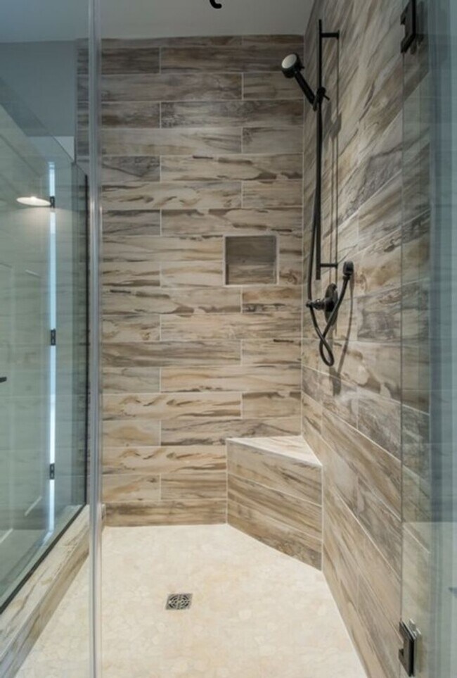 Building Photo - Beautiful and Spacious 3 Bedroom Home in E...