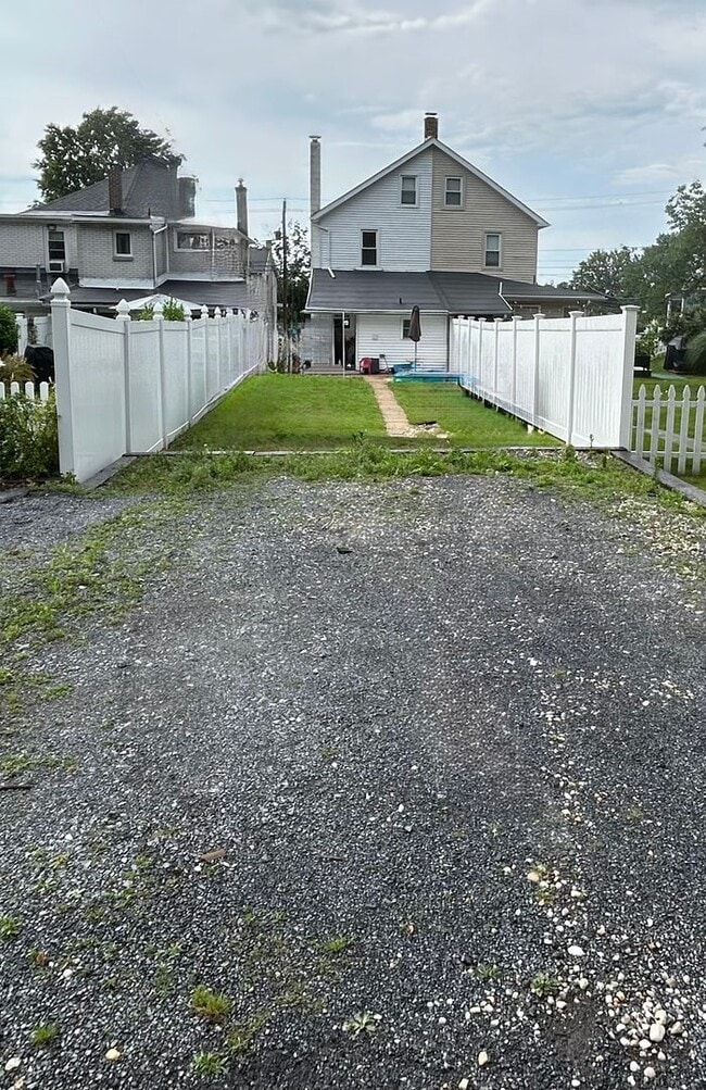 Building Photo - Move-In Ready: Modern & Stylish Fully Reno...