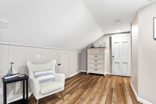 Building Photo - Fully Furnished 3 Bedroom Lakefront Home o...