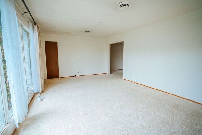 Building Photo - 3BD/2BD Home Located next to the Hospital in Eureka!