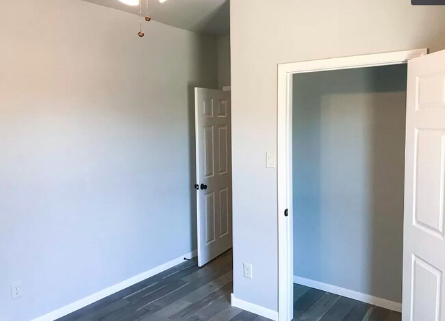 Building Photo - Beautiful Updated Duplex