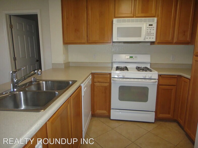 Building Photo - 5201 Laguna Oaks Dr