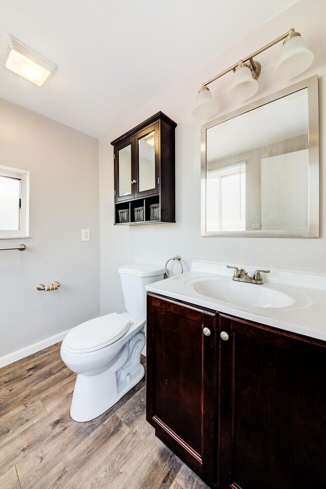 Building Photo - Stunning 3 bedroom home in Brookline available July 10!