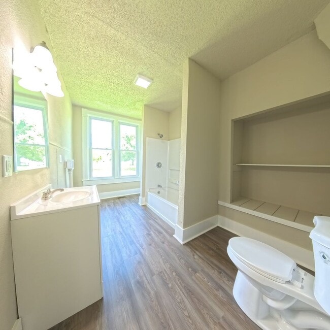 Building Photo - Newly remodeled 3 bedroom 1 bathroom home-...