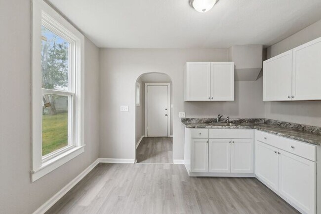 Building Photo - 336 Colburn St