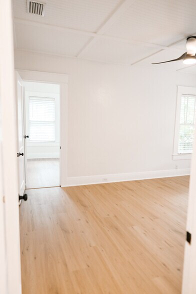 Building Photo - 902 W Columbus Dr