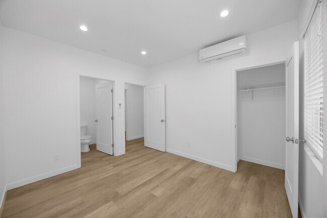 Building Photo - 308 N Catalina Ave