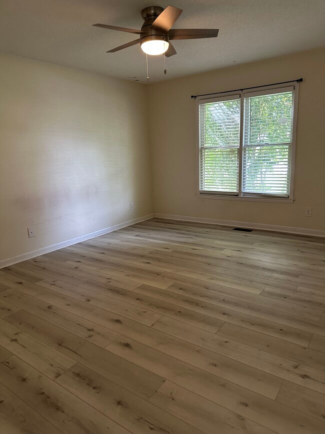 Building Photo - 106 Deerfield Dr