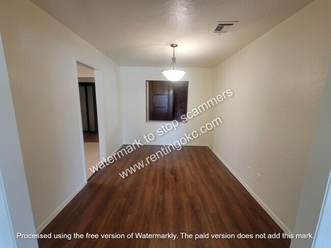 Building Photo - 3 OR 4 bed ready to go!