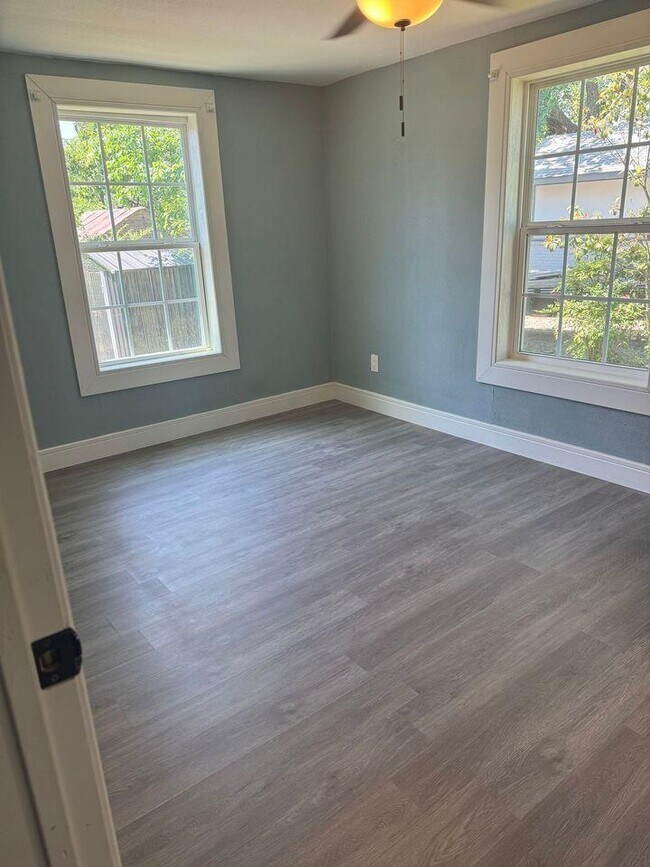 Building Photo - 1301 S Scullin Ave