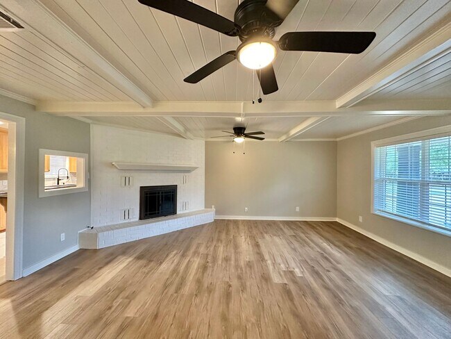 Building Photo - Charming Single-Story Brick Home Available! Whitehouse ISD!