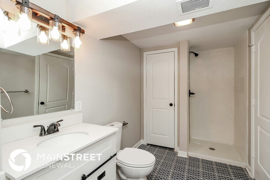 Building Photo - 721 N Sunset Dr