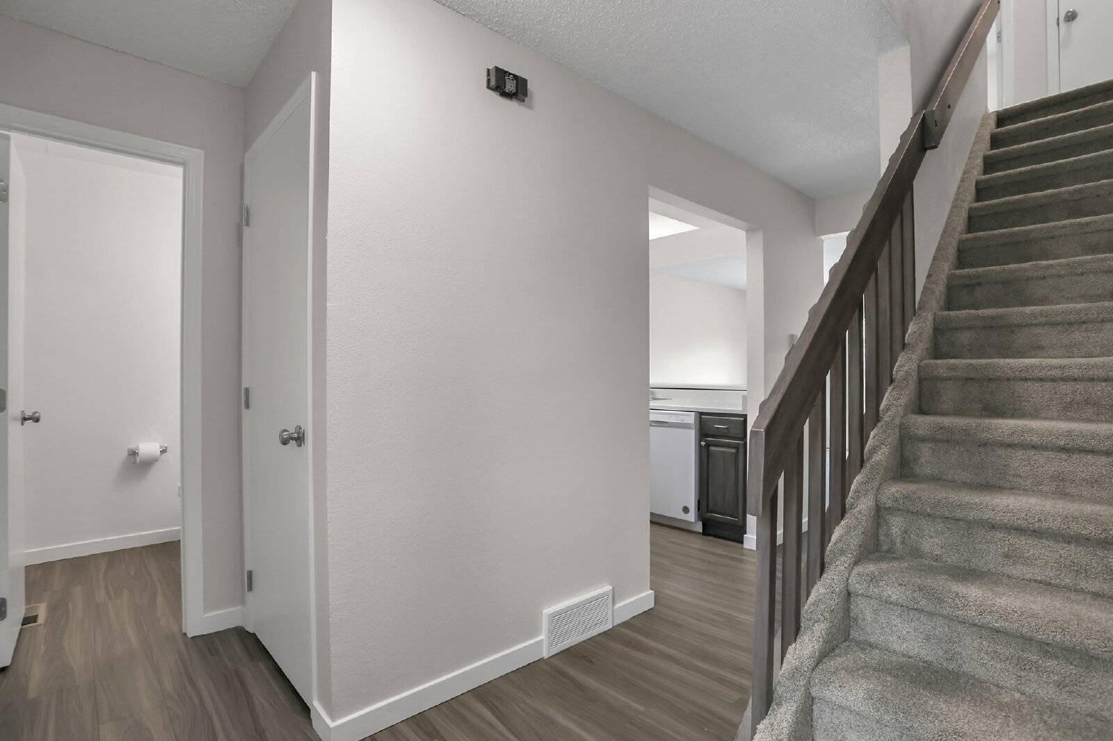Building Photo - Fully Remodeled End-Unit Townhome Near Pet...