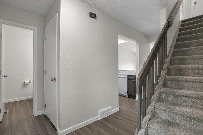 Building Photo - Fully Remodeled End-Unit Townhome Near Pet...