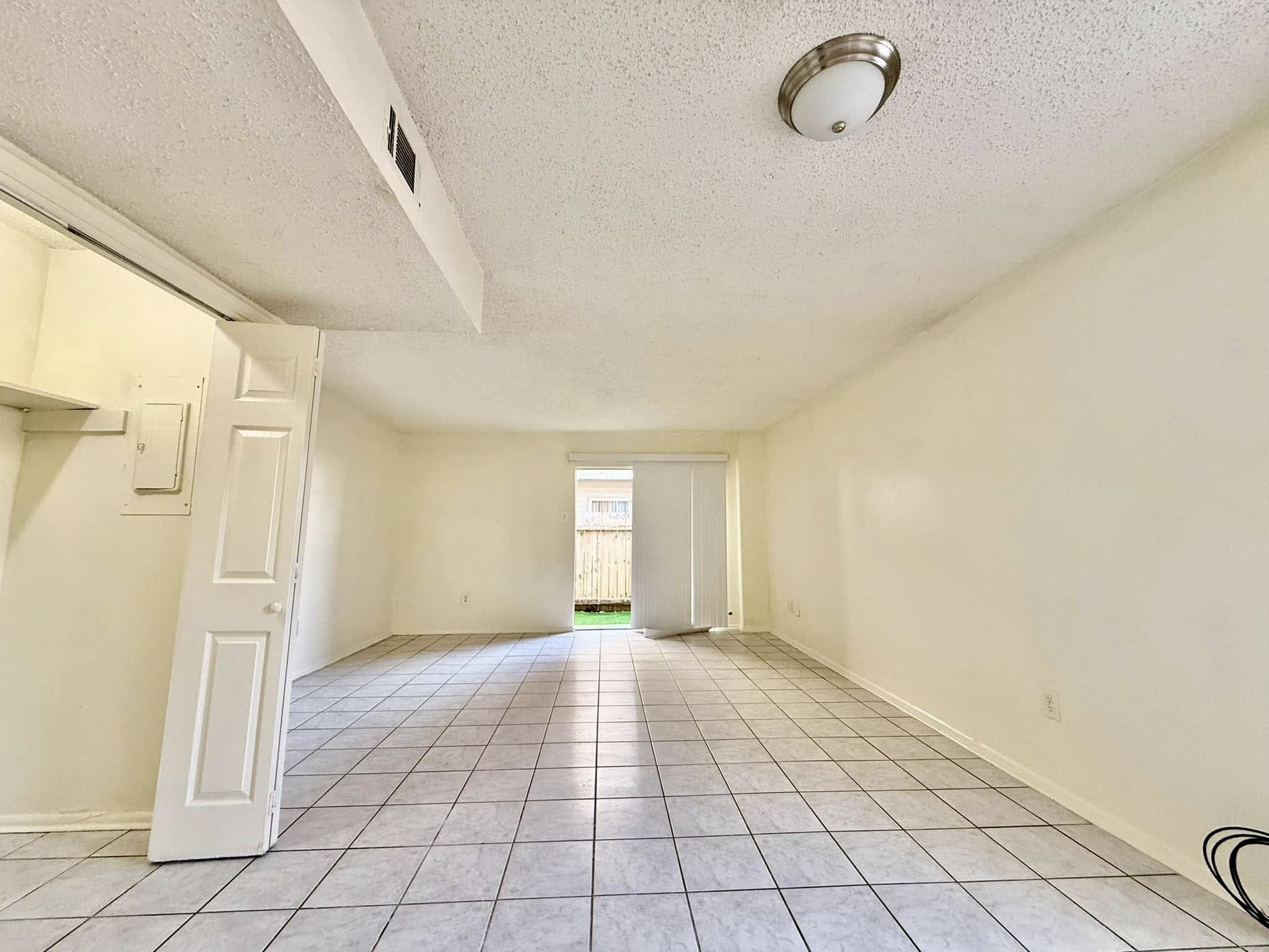 Building Photo - 1620 Newport Pl