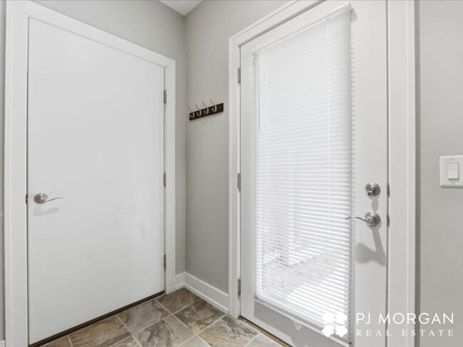 Building Photo - 2 Bedroom, 2 Bathroom Townhouse - Available Immediately