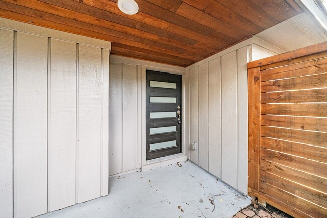 Building Photo - 1907 Ashford Hollow Ln