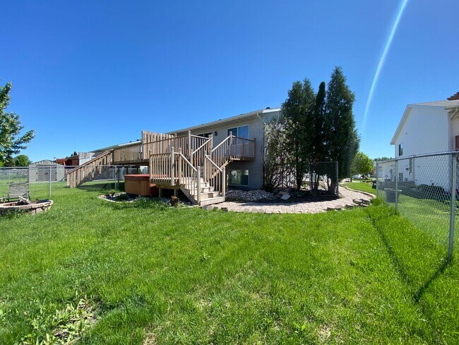 Building Photo - 3 Bedroom Townhome in South Fargo!!