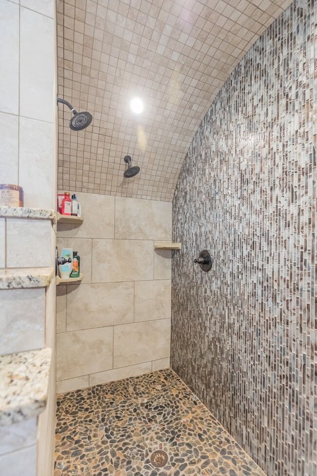 Building Photo - 4 Bedroom 2 bath Beautiful Home