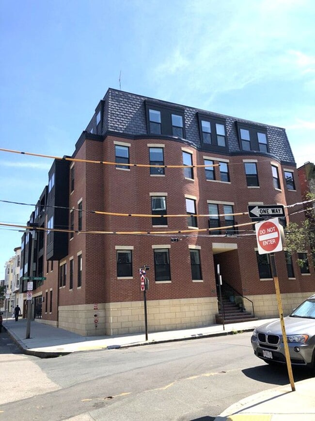 Building Photo - Room Available in Modern 2BR Condo – Jeffr...