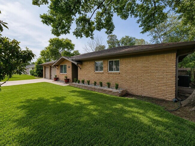 Building Photo - 3 Bed Home for Rent in Westbury 77035 with Large Fenced Yard & Deck
