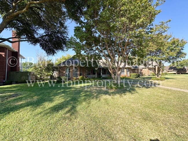 Building Photo - 803 Lakeway Dr