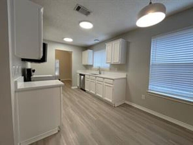 Building Photo - 10910 Red Cedar Dr