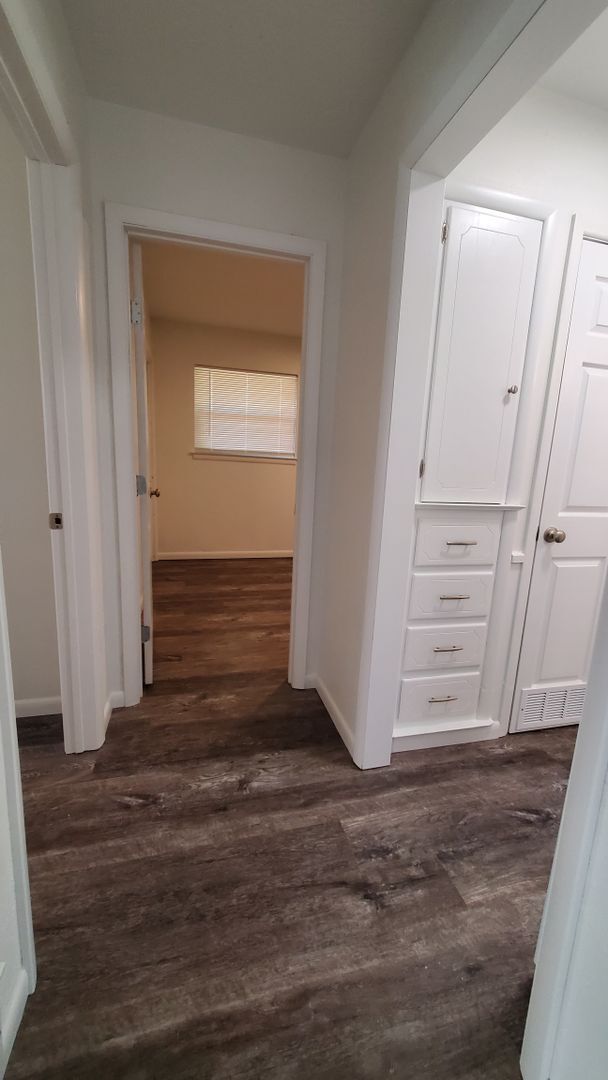 Building Photo - (2) Bed/(1) Bath Updated and Located just East of Campus Avail 8/11!