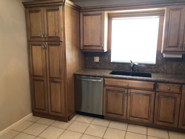 Building Photo - 3040 Lake Shore Dr