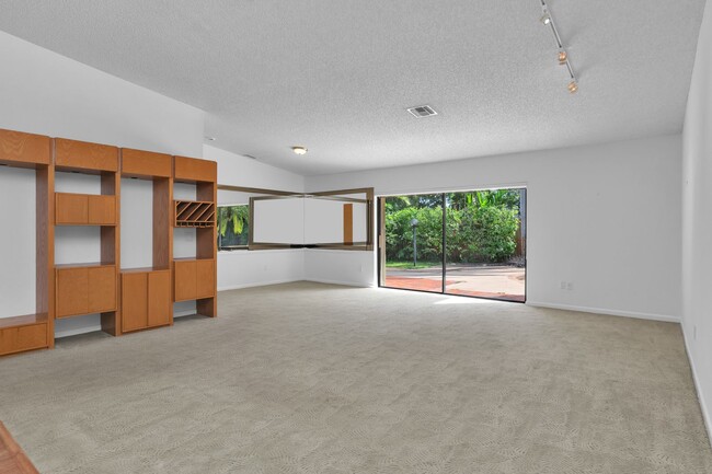 Building Photo - Beautiful home in quiet neighborhood
