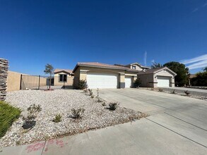 Building Photo - 3 bedroom 2 bath home with large yard available in Adelanto!