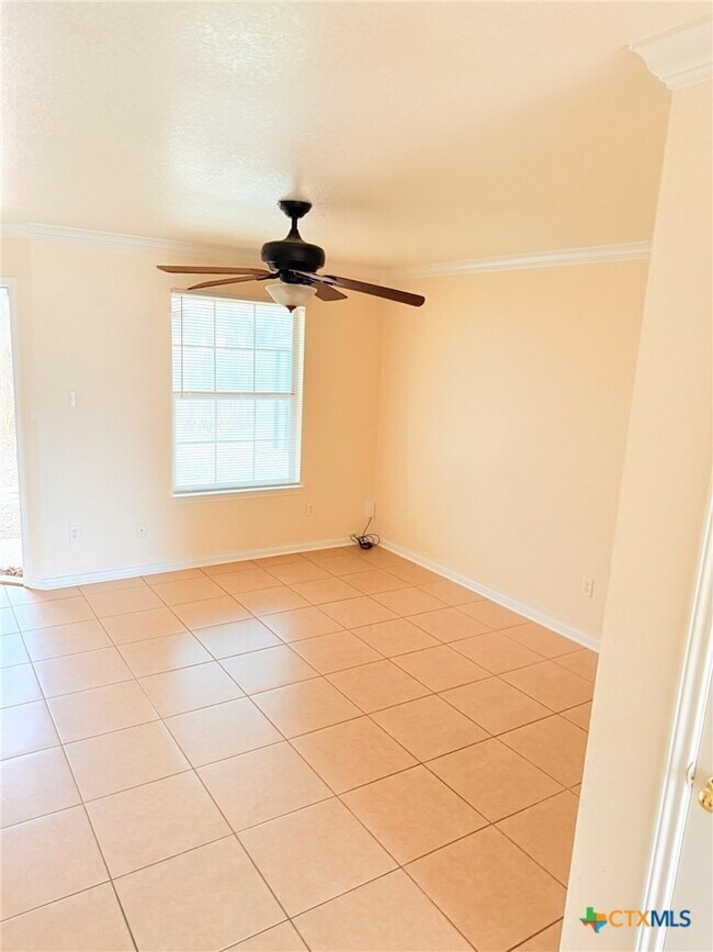 Building Photo - 102 Kings Ct