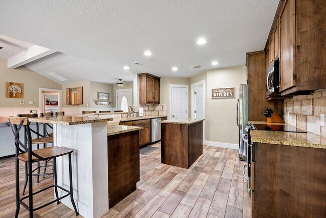 Building Photo - 801 John Knox Rd