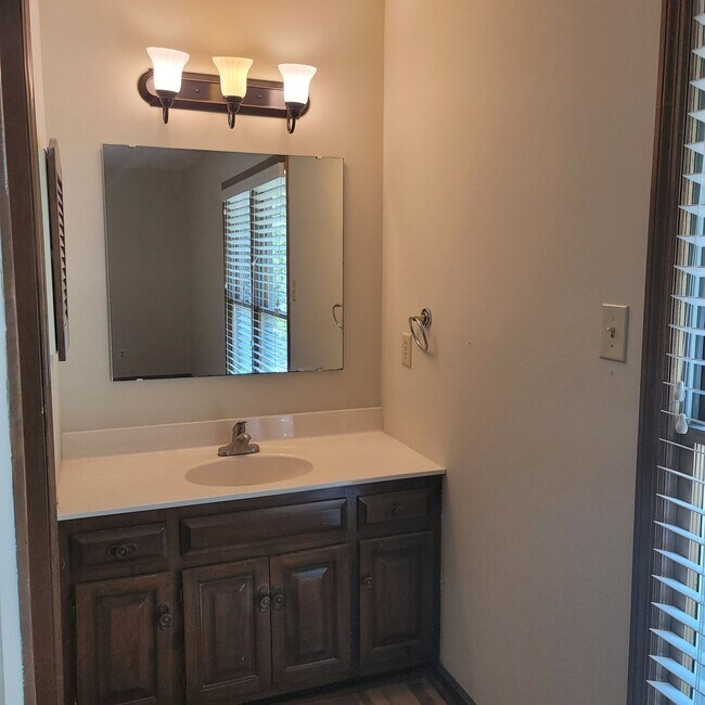 Building Photo - New Listing