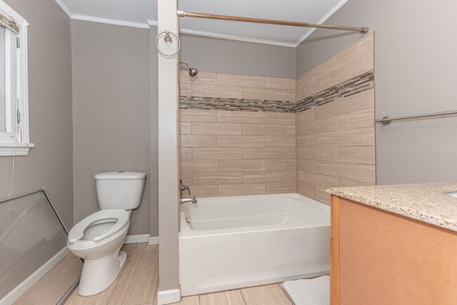 Building Photo - 808 E Ann St