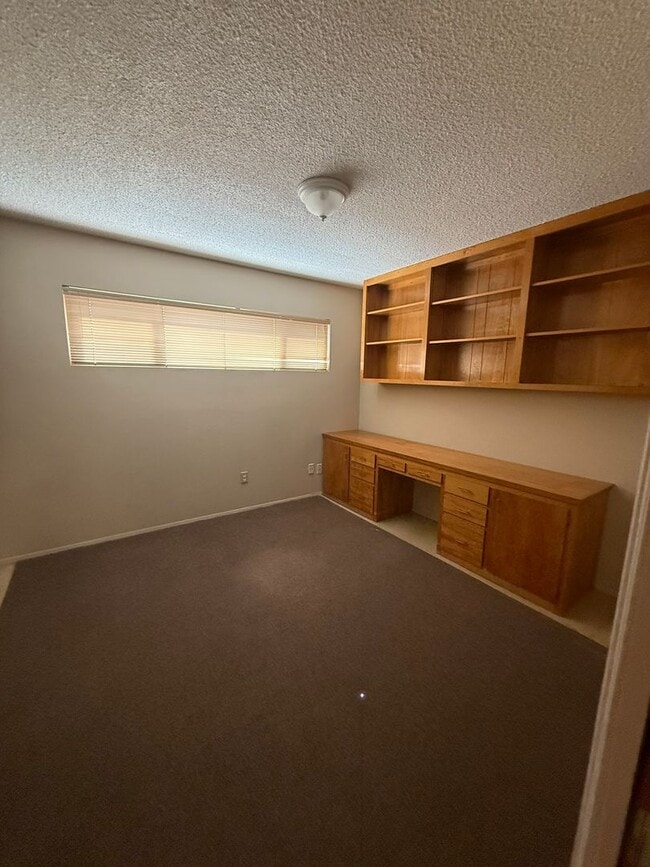 Building Photo - 2520 Oakwood Dr