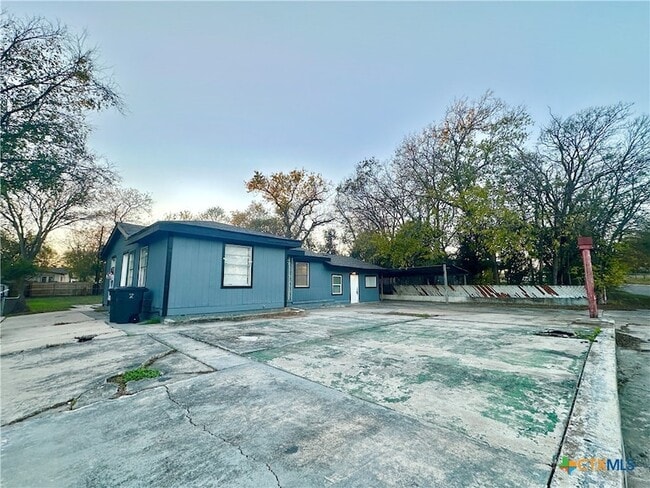 Building Photo - 104 E Fowler Ave