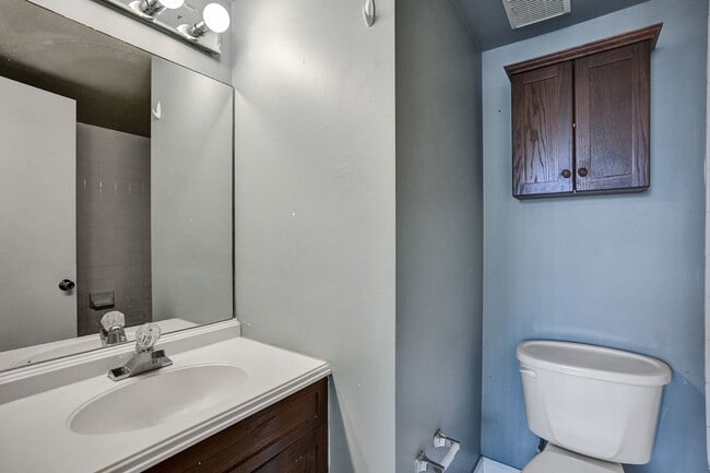 Building Photo - Townhouse with 2 Beds, 2.5 Baths, In-Unit ...