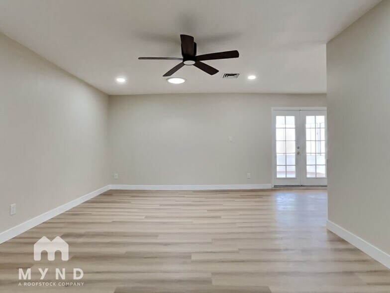 Building Photo - 5721 S Siesta Ln