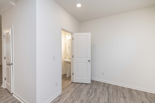 Building Photo - Townhome community with 3 br 2.5 Ba near I...
