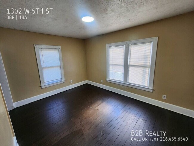 Building Photo - 1302 W 5th St