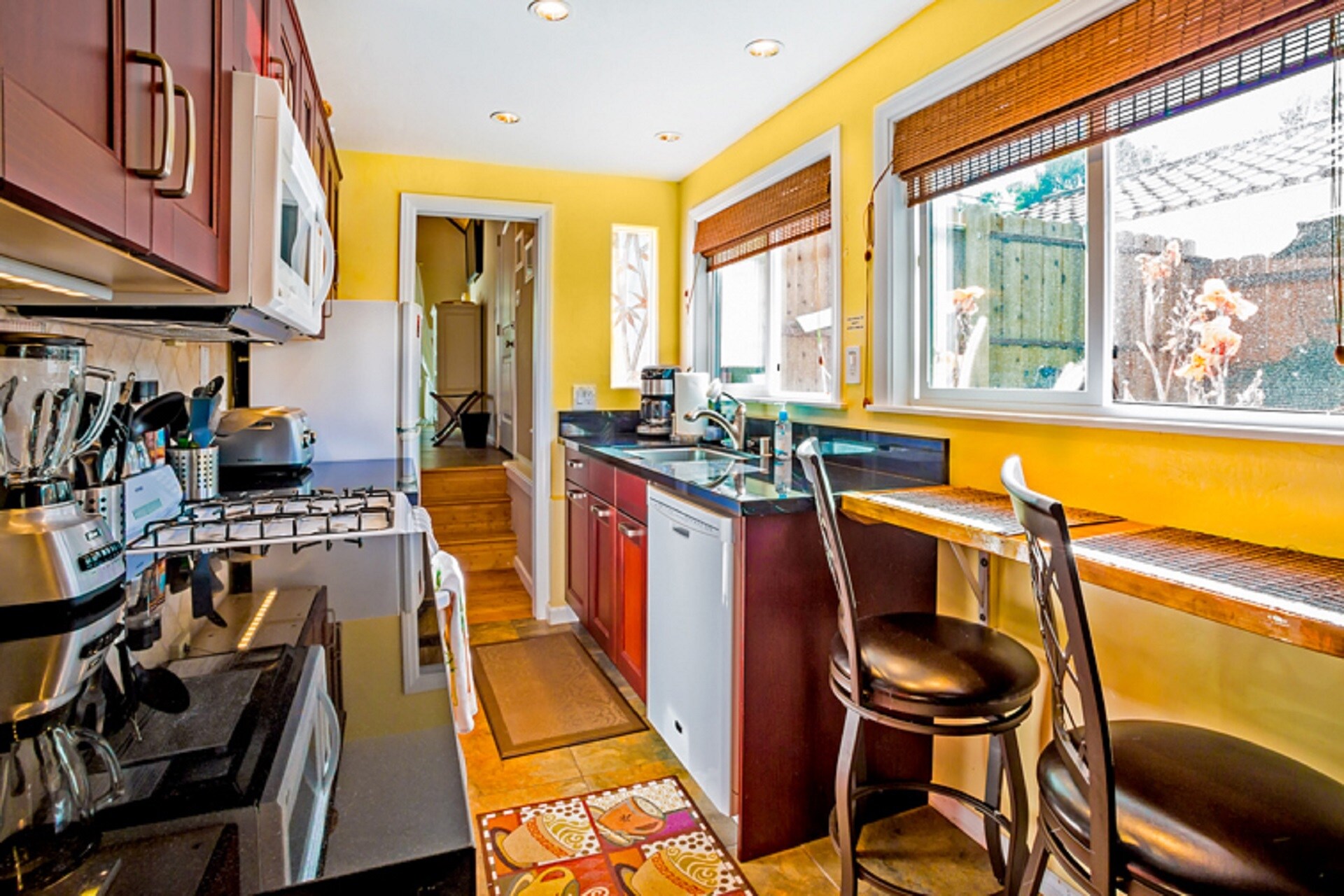 Fully stocked kitchen - 6750 Draper Ave
